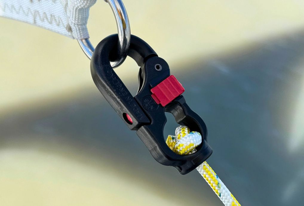 Klick statt Klirr: Leichte Kunststoff-Schäkel für den Spi